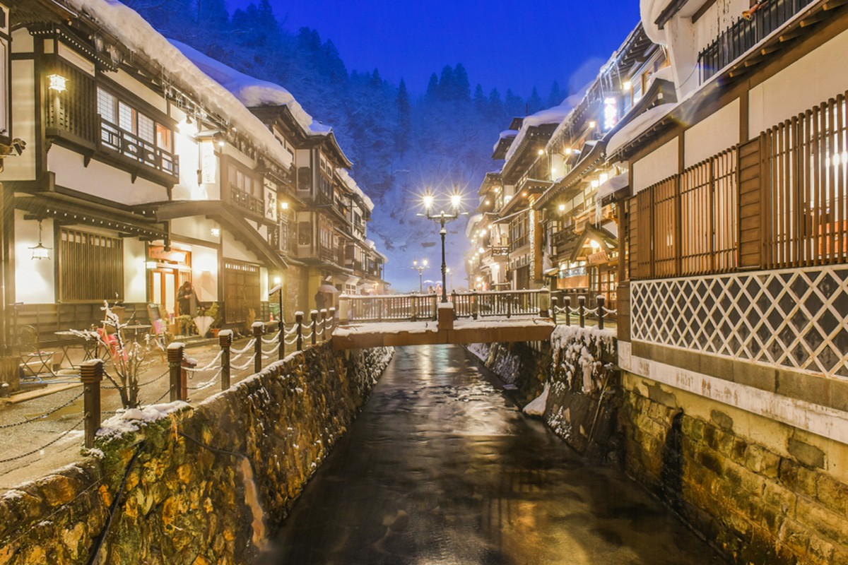 Suối nước nóng Ginzan tuyệt đẹp cùng cảnh sắc đêm tuyết giữa đông